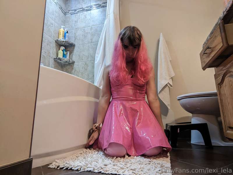 Having too much fun with this pink dress 😝