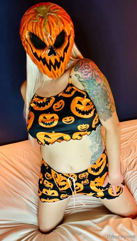 **Happy Thursday! 🎃 Do you find me gourd-geous?** 😁