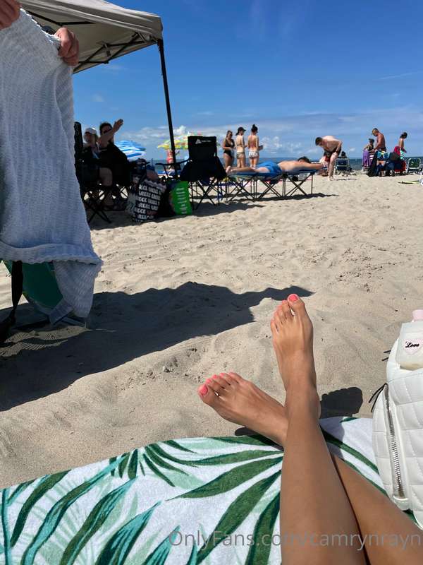 Sandy toes😋
