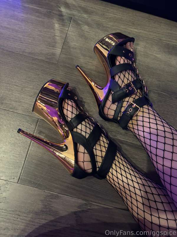 Busted out my new Pleasers and some fishnets for tonight’s h..