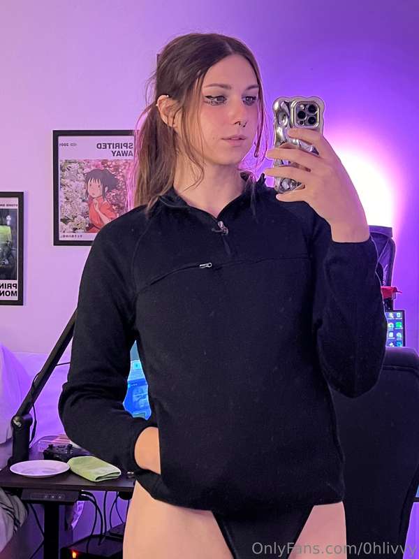 i kinda look like a sports coach😉💖 apart from the eye makeup..