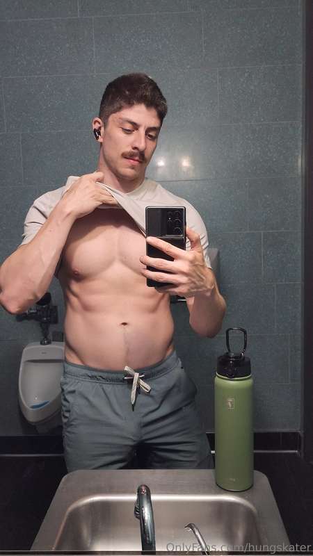 Just finished getting my cock sucked in this bathroom. Headi.. 4