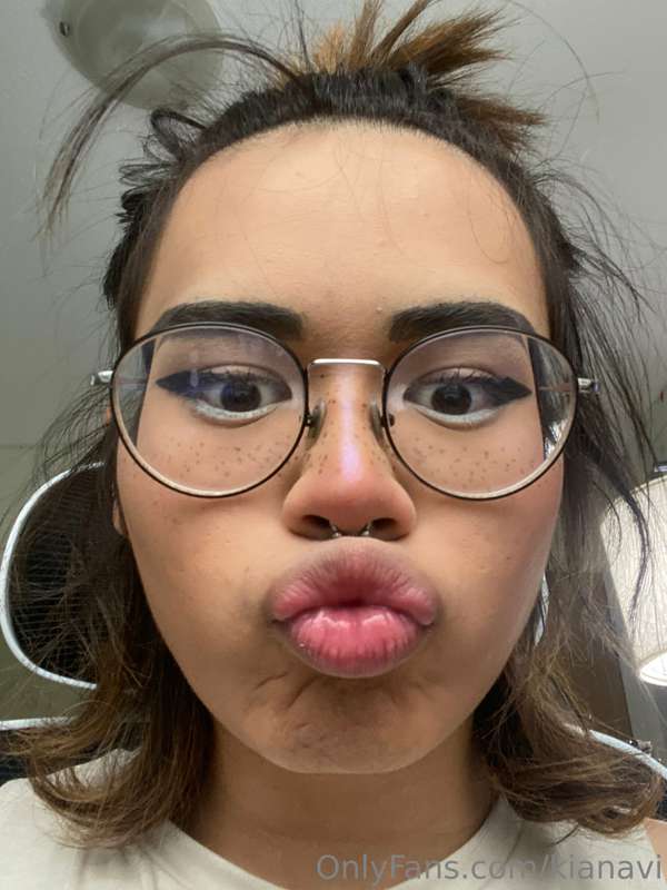 Hiya!!! ❤️
Just finished doing ma makeup and I’m ready to he.. 2