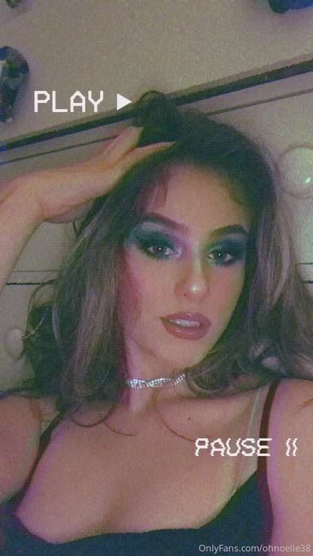 Hey there, welcome to my page! I'll be posting makeup and bo..