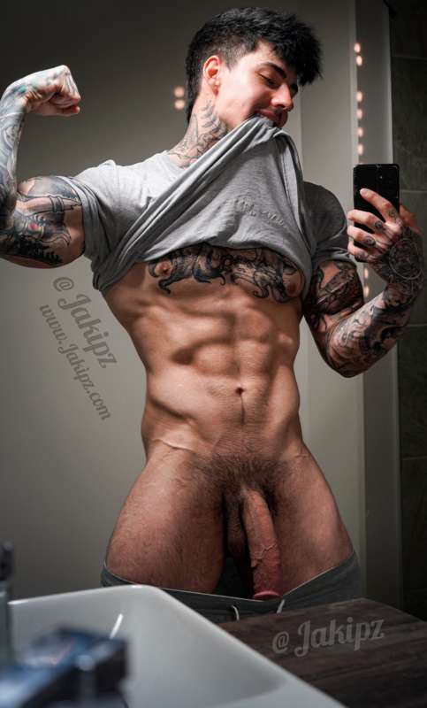 Any muscle lovers wanna cum & give daddy a rubdown 😏💪..?