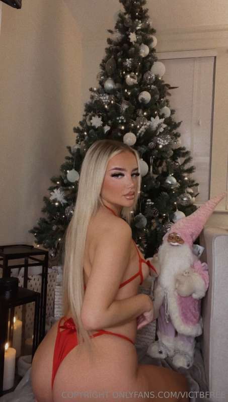 merry christmas ❤️ wanna see my christmas content? dm me or ..