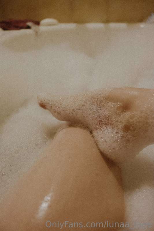 Getting my soft sexy feet all soapy clean for you 🤤