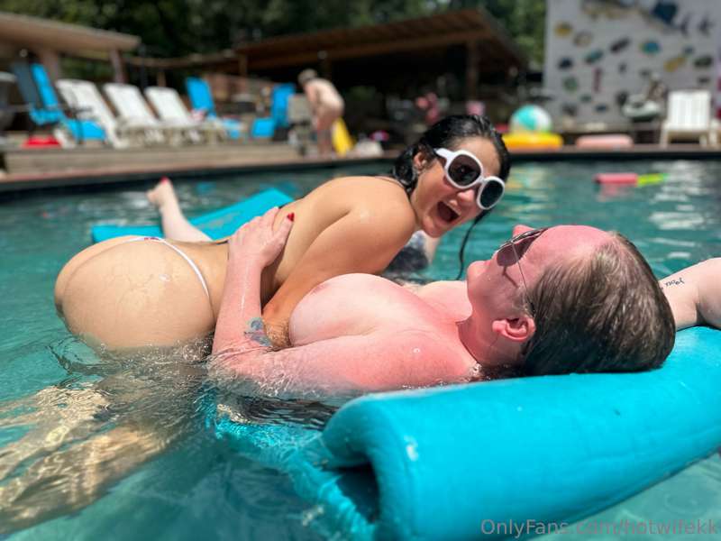 Some fun by the pool with @sexysarabee