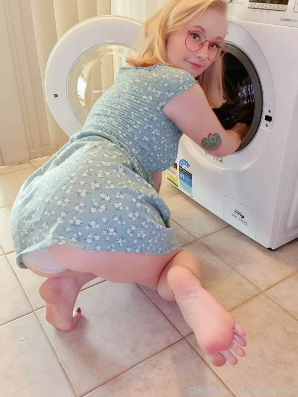 Time to hang your washing up ♡ of course you can watch, here.. 3