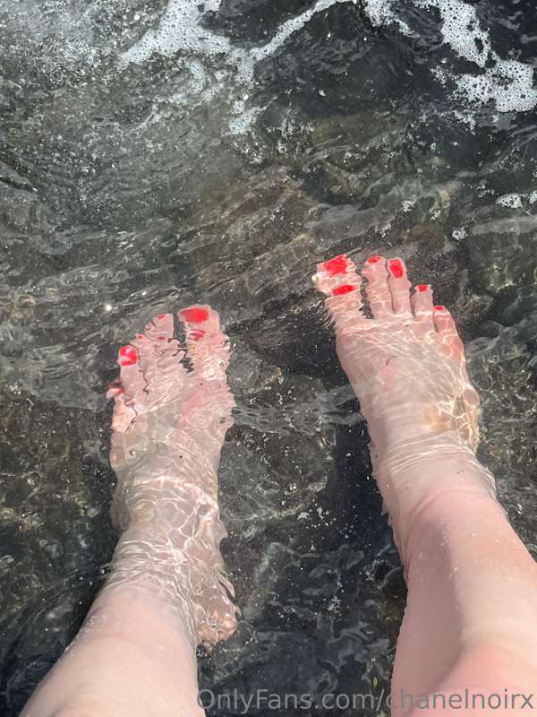 Some feet pics for you feet lovers 😏 4