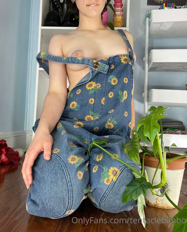 Swipe for titties! This is just a fun little photo shoot tha.. 9