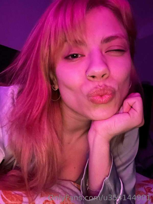 AIR kisses for u .😘