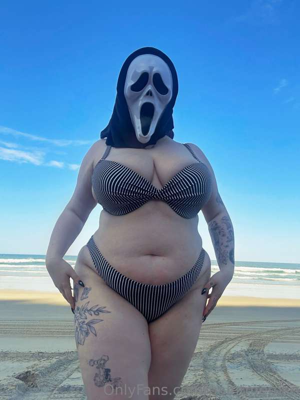 Here for my Halloween beach special 😉 10