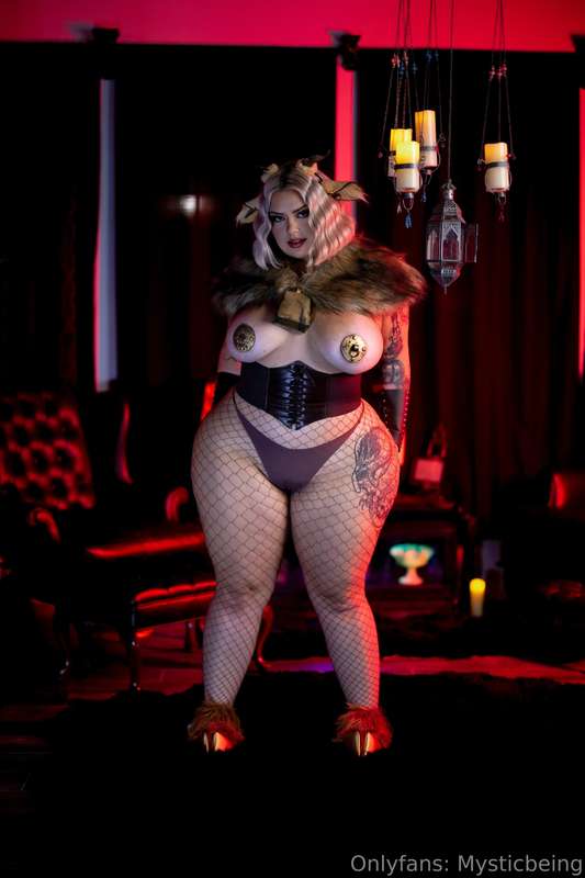 Get lost in the curves of this minotaur 🥰 2