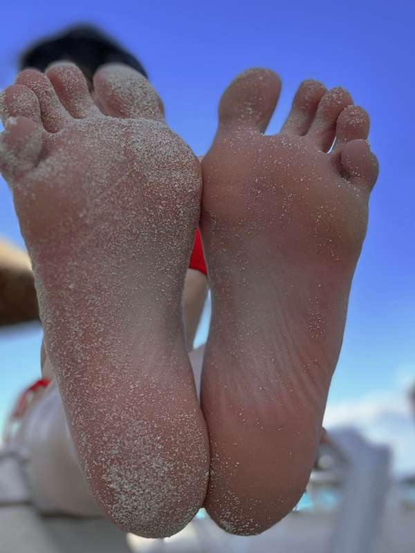 a tipsy hoe with sandy toes 3