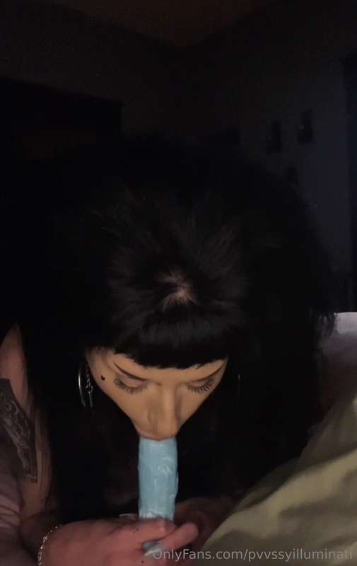 Like/comment if I should post a dildo blowjob video I sent t.. 2