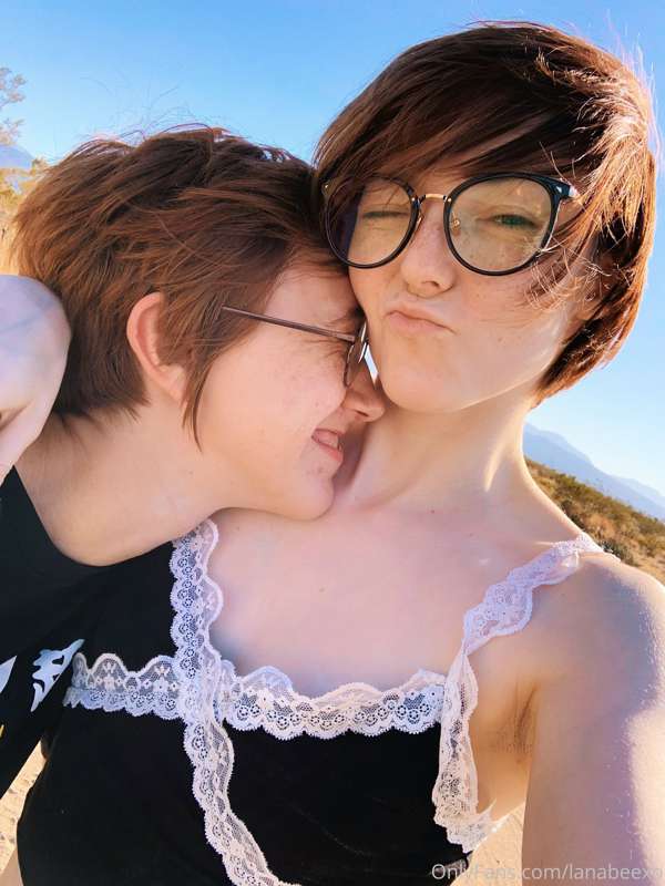 Tit stop on the way to Vegas with @aliceoncam ⭐️ 3