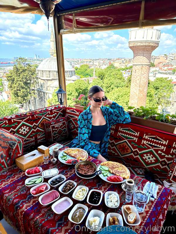 Just a light snack😂 

Missing turkey and all the amazing foo..