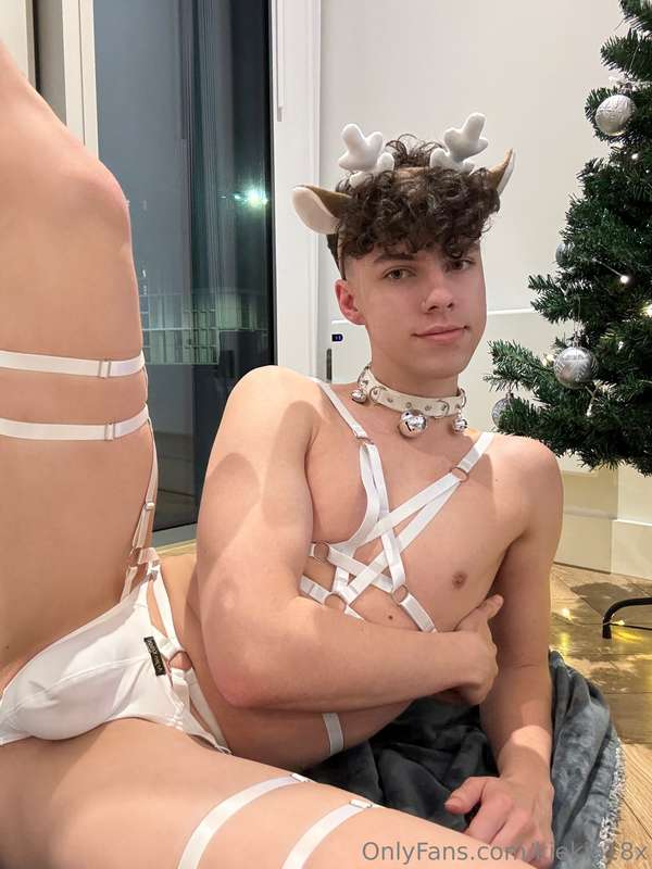 Waiting for you under the Christmas tree 😋🦌🎄 11