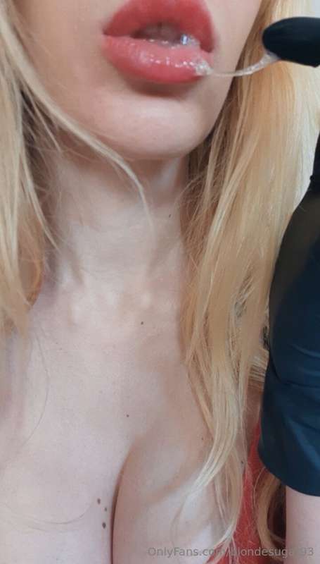 Gloves, spit, juicy lips & tittiessss