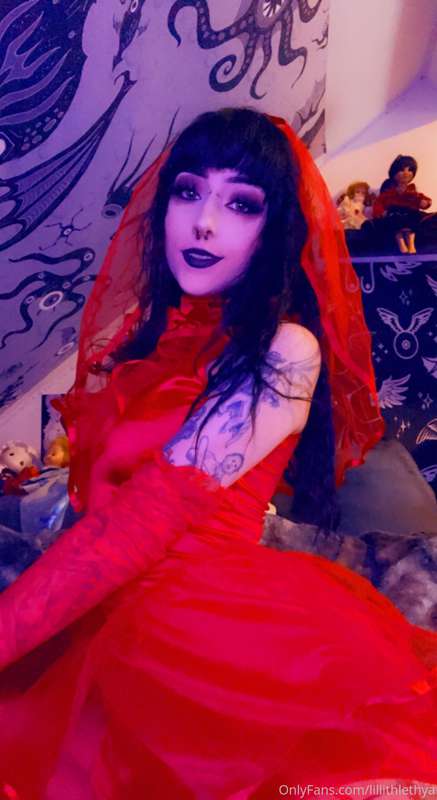💦❤️ Lydia Deetz needs help taking the dress off ❤️💦 4