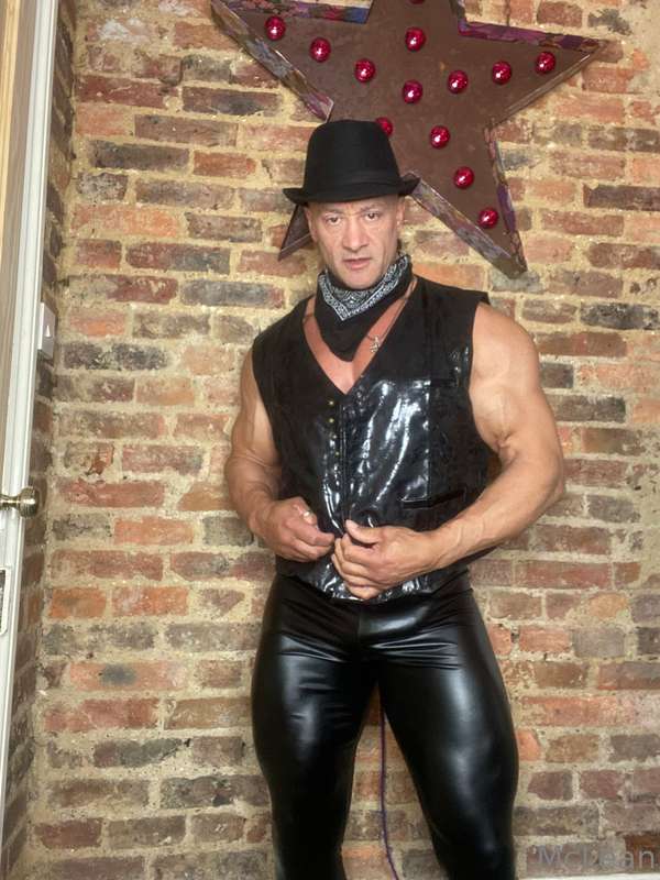 Who loves the leather outfit 😘😊