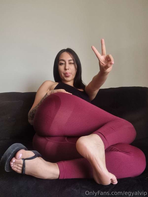 Just showing my feet and my new flip flops♡ 11