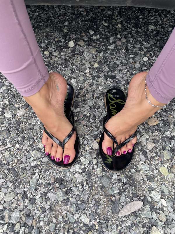 Hello cute toes 😋 can u guys shoot me some ideas for my next.. 2