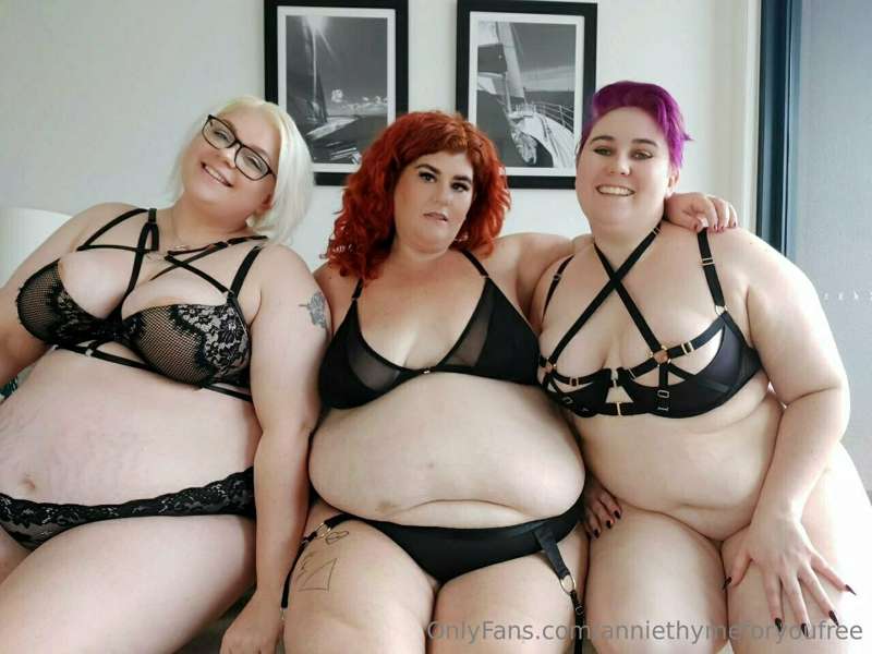 Three is better then one 😆 ft @ariajinx and @venuswasfat