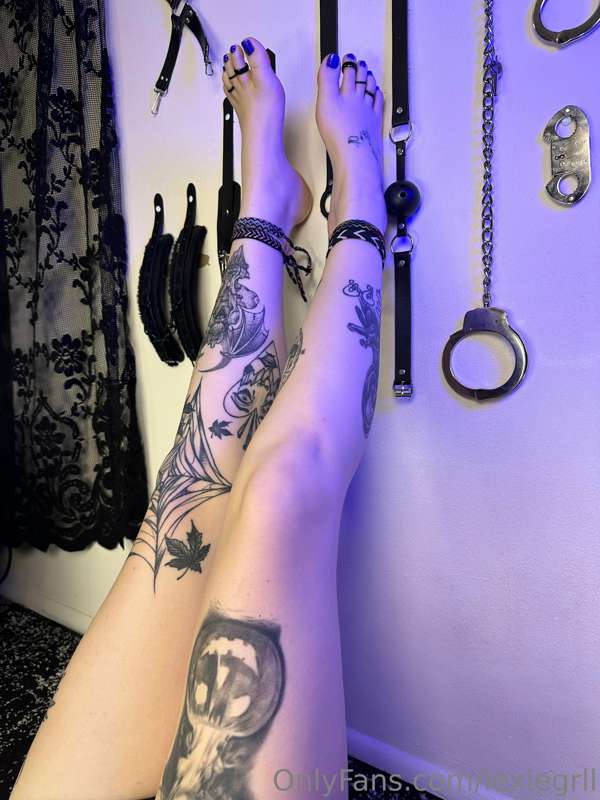 Worship all the way up and down my legs and feet 😈 8