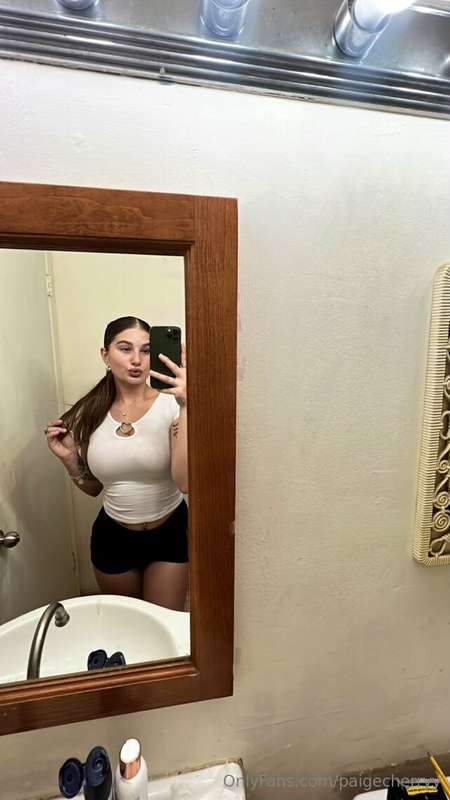 small waist and a pretty face 😍