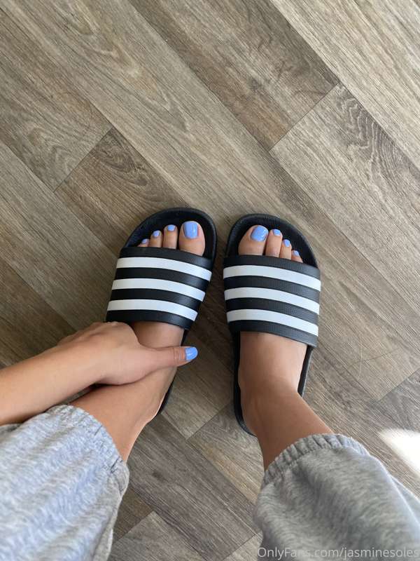 Feet in slides? Of barefoot ☺️ 1