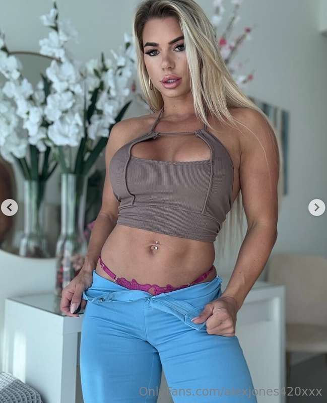 This hot Muscle babe asked me for a spot at the gym... Then ..