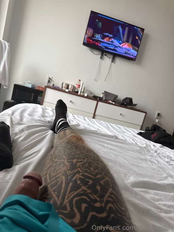 Let’s watch movies together in bed