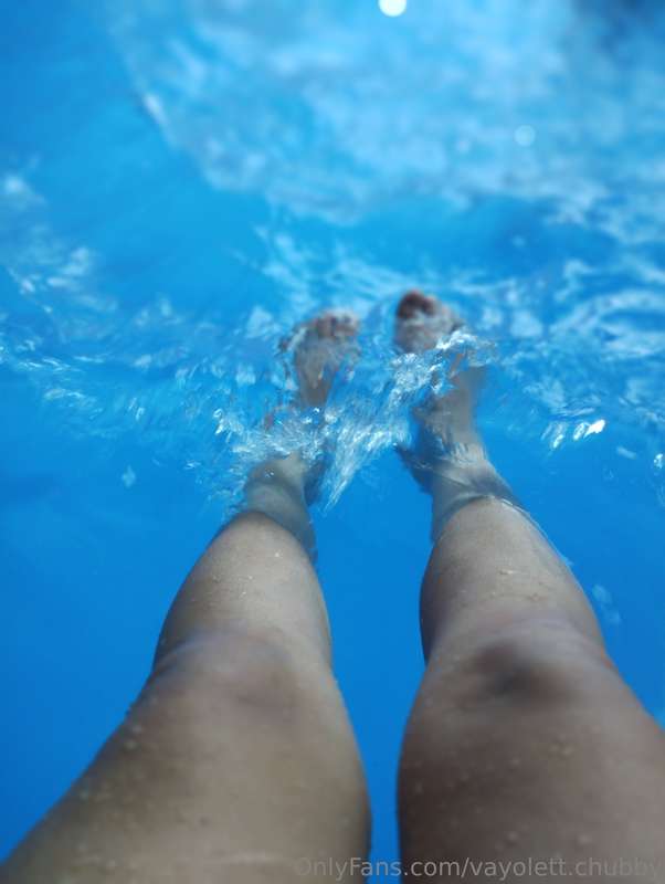 A Saturday afternoon relaxing my feet 🦵🏻💦😌 2