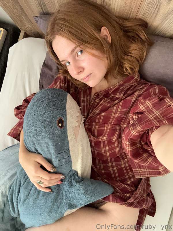 Lazy Mornings, Messy Thoughts and one very lucky shark 🦈🍑