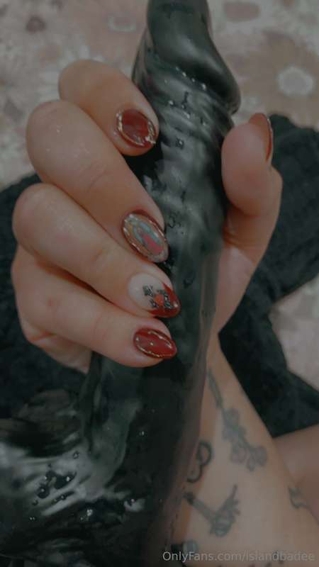 I need to show off my new nails wrapped around a real cock 😈..