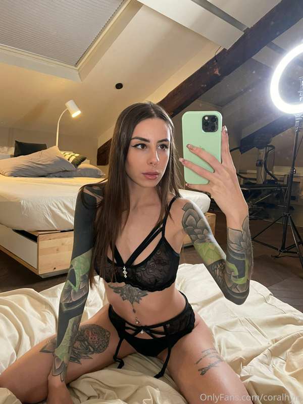 Oggi mi annoio in casa da sola, mi tieni compagnia?🥰