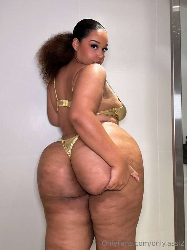 I am rocking the color gold and showing off my juicy ass 😉🍑 .. 2