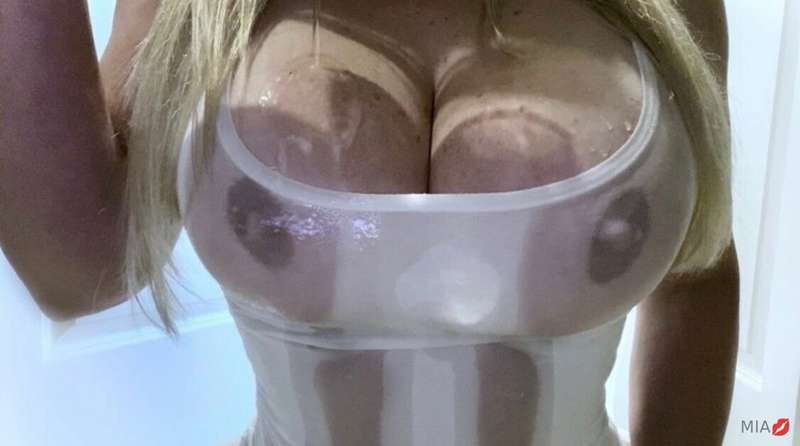 Love to get wet for you 😩