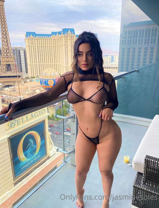 Bend me over the balcony😈 1