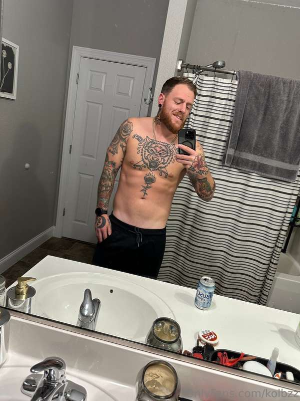 Busy work week so far, who wants to come relax with me 🖤😏(ye.. 2