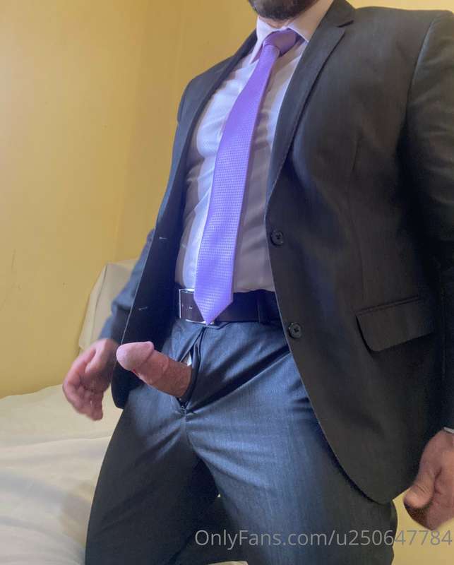 Quem curte um macho com tesão de terno? 4