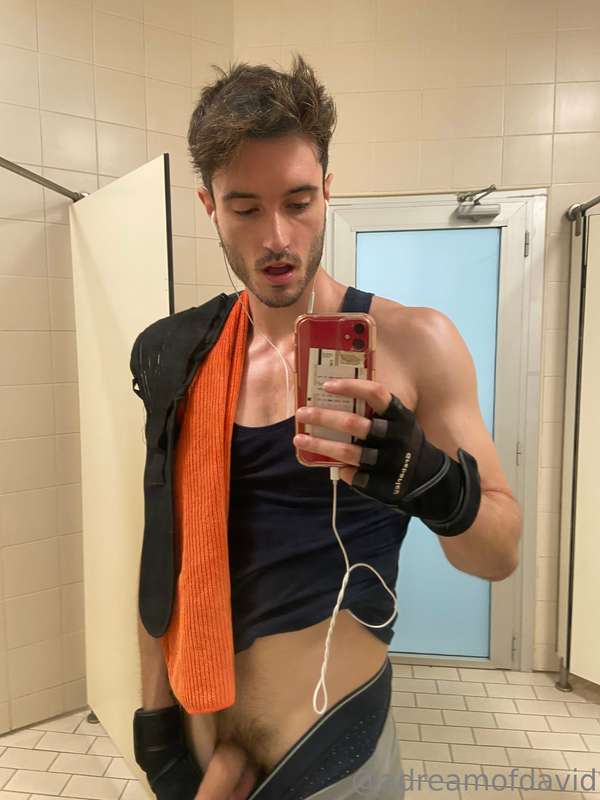 From the gym's bathroom 🙈 Would you help me work out the low..
