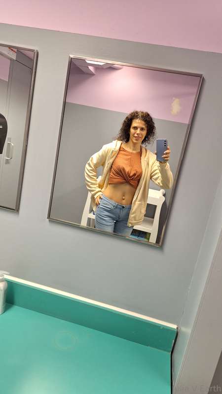 Finally I decided to wear a sweater with an open belly 😍   M.. 2