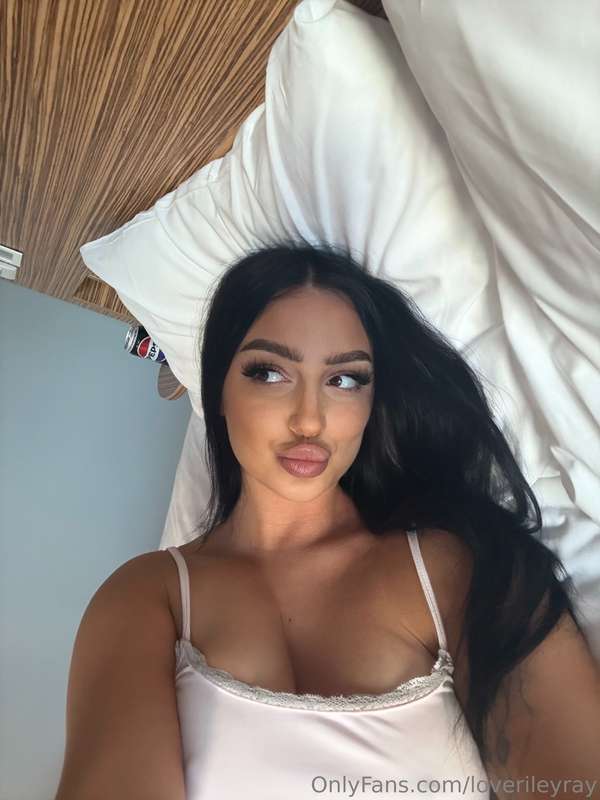 I love keeping you on the edge... of your seat 😏💋
