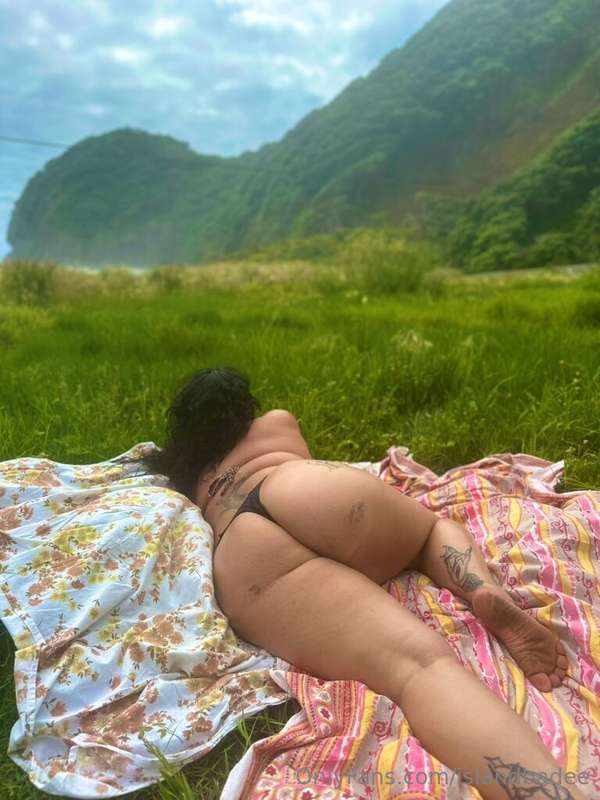I post a lot more teasers, bloopers and more explicit pics/v..