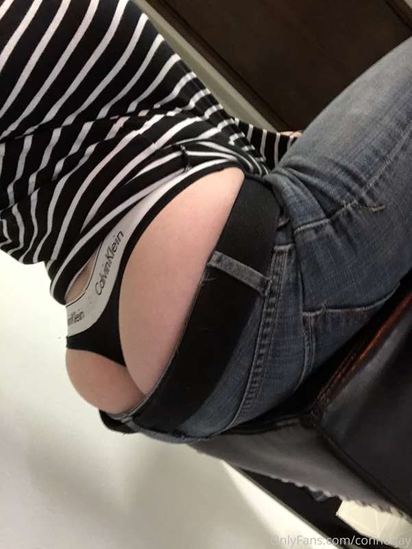 Booty cleavage
