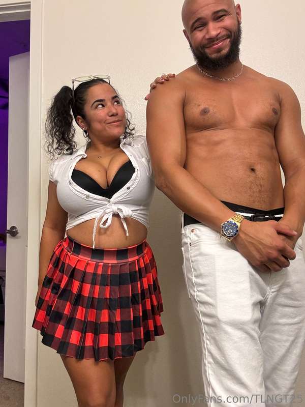 Posing with Mr. Clean 🧼. I should have him dirty me up 😈😏