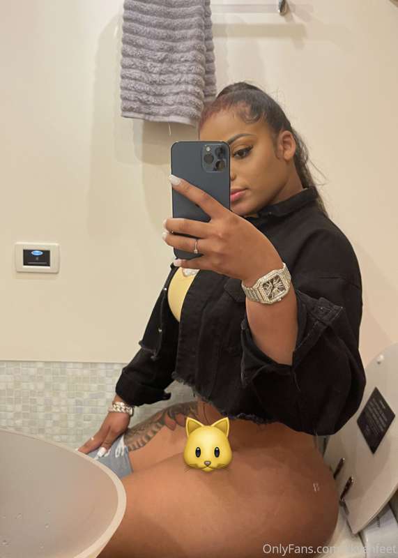 Took some new Pussy pics on the boat unlock to see my cute f..